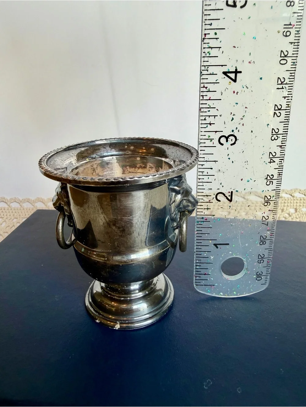 Viners of Sheffield Engaged Silver Plated Lion Head Cachepot Urn Vase Planter